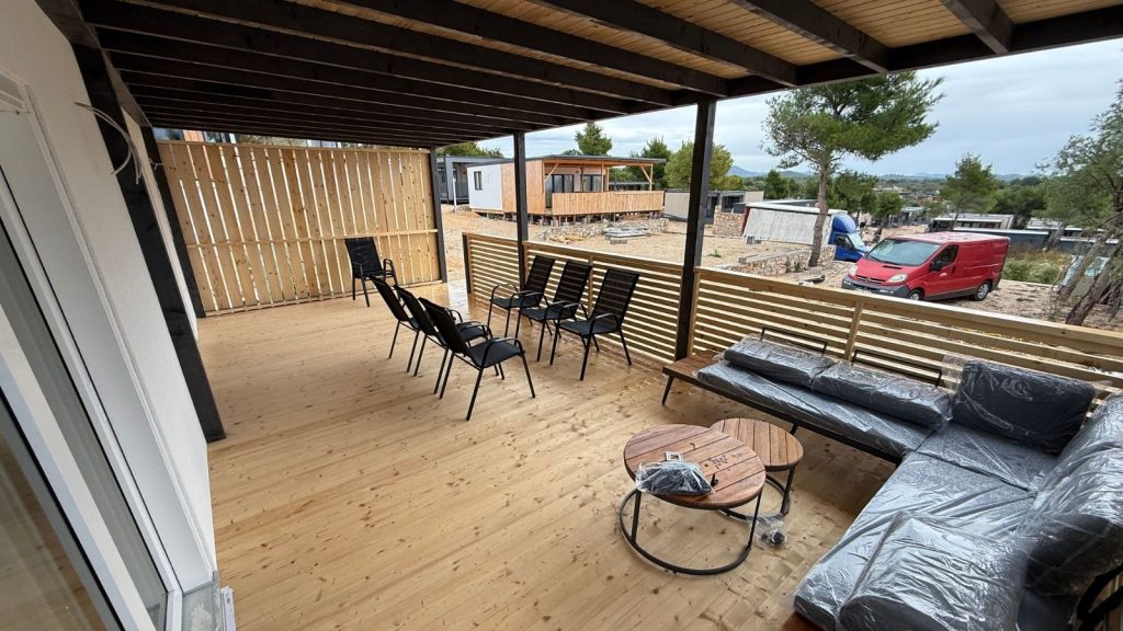 Zakaj se toliko ljudi danes odloča za mobilne hiške na Hrvaškem?